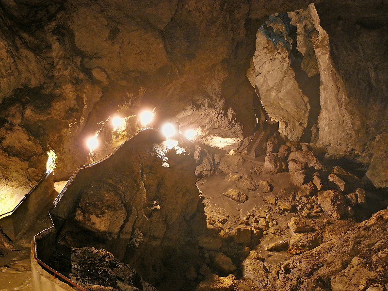 Над 600 Пещери